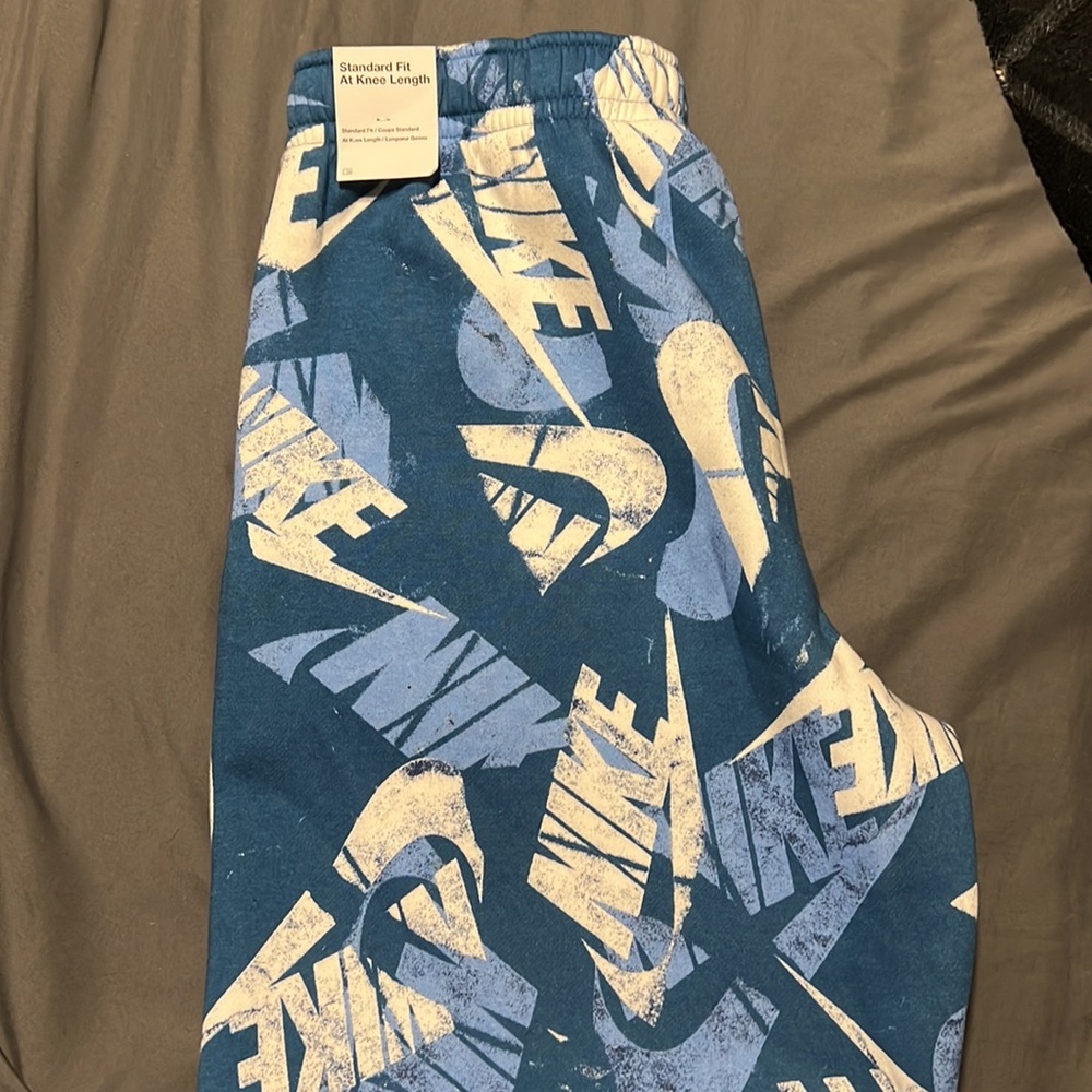 Men’s size medium Nike shorts. - Picture 3 of 3